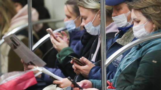 Pasajeros de tren en San Petersburgo usando su teléfono inteligente, el 6 de octubre de 2021.