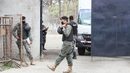 Policías y militares resguardan la puerta de la Penitenciaría del Litoral, el 14 de octubre de 2021.