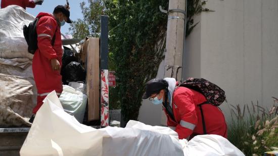 Recicladores recogiendo material en Cumbayá, el 14 de octubre de 2021.