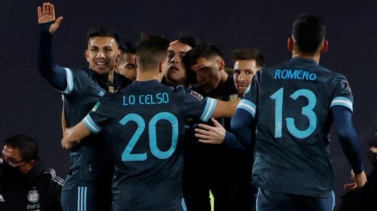 Los jugadores argentinos festejan el gol ante Perú, en Buenos Aires, el 14 de octubre de 2021.