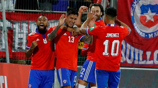 Los jugadores de Chile celebran la victoria ante Venezuela, en el Estadio San Carlos de Apoquindo, en Santiago, el 14 de octubre de 2021. 