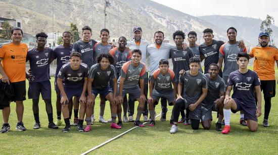 Mauro Peralta (centro) junto a varios de los jugadores de las categorías formativas de Liga Deportiva Universitaria, en el Centro de Alto Rendimiento de Pomasqui, el jueves 14 de octubre de 2021. 