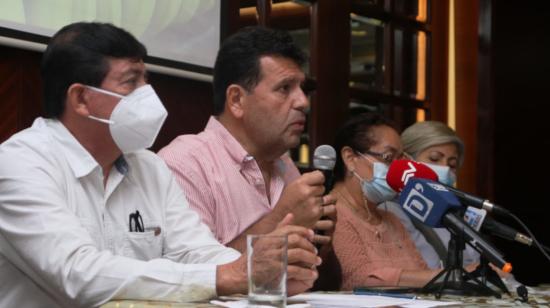 Representantes de la Federación Nacional de Bananeros del Ecuador, en una rueda de prensa el 27 de octubre de 2021.