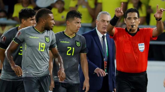 El árbitro Diego Haro anula la jugada del gol de Yerry Mina, en el partido entre Colombia y Ecuador, el 14 de octubre de 2021.