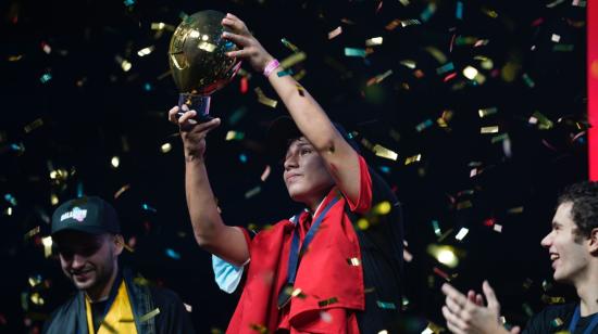 Francesco de la Cruz, alzando el trofeo del Mundial de Globos, en España, el 14 de octubre de 2021. 