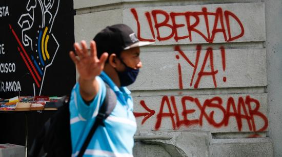 Un hombre pasa junto a un grafiti en Caracas en favor de Álex Saab, extraditado a Estados Unidos, el 17 de octubre de 2021.