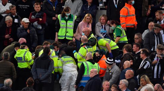 Un aficionado recibe atención médica durante el partido del Newcastle ante el Tottenham, el 17 de octubre de 2021. 