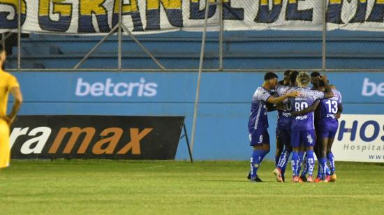 Los jugadores del Delfín de Manta festejan uno de los goles marcados frente a Barcelona, el 17 de octubre de 2021.