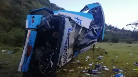 Un bus que cubría la ruta entre Guayaquil y Ambato cayó a un abismo en la provincia de Chimborazo.
