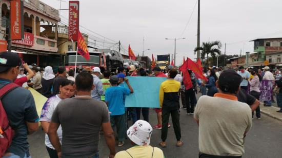 Manifestantes bloquearon vías del Guayas el 18 de octubre de 2021.