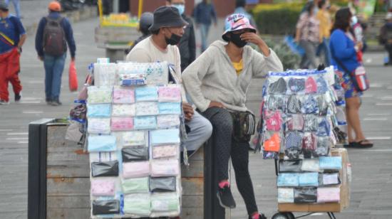 Dos vendedores informales en Cuenca, el 14 de abril de 2021. 