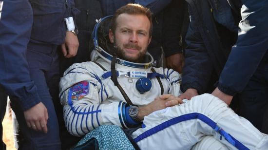 El director Klim Shipenko después del aterrizaje de la cápsula espacial rusa Soyuz MS-18 en un área remota al sureste de Zhezkazgan en la región de Karaganda de Kazajstán, el 17 de octubre de 2021.