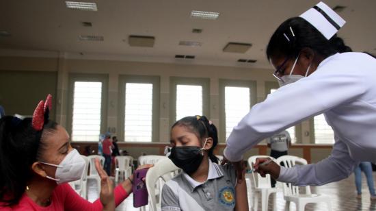 Una niña de ocho años recibe la vacuna contra el Covid-19, el 18 de agosto de 2021, en Guayaquil.