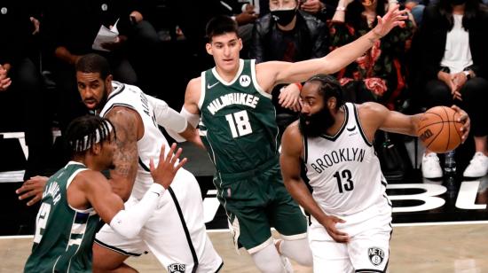 James Harden, de los Brooklyn Nets, defiende el balón en un partido de la pretemporada de la NBA, en Nueva York, el 8 de octubre de 2021. 