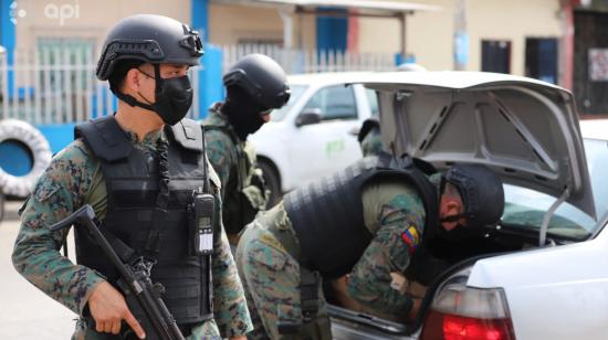 Militares realizan operativos de control de armas en las calles, después del decreto de estado de excepción. Guayaquil, 19 de octubre de 2021.