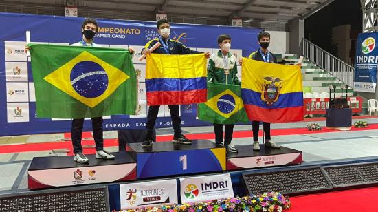 Pedro Aguinaga, en el podio del Suramericano Juvenil de Esgrima, en Ibagué, el 13 de octubre de 2021. 