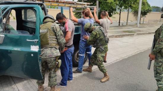 Operativo militar de control de armas en el sector del Rodeo, en Portoviejo, el 19 de octubre de 2021.