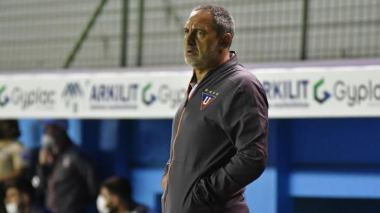 Pablo Marini, entrenador de Liga, dirige un partido ante el Manta, en el estadio Jocay, el 25 de septiembre de 2021.