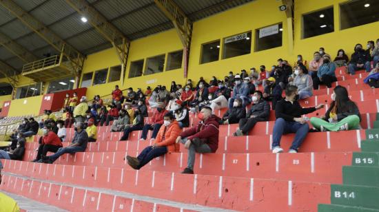 Aficionados durante el partido del Aucas ante Universidad Católica, por la LigaPro, en el Estadio Gonzalo Pozo Ripalda, el 16 de octubre de 2021. 