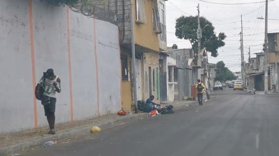 Personas consumen drogas en las calles del sector Santiaguito Roldós, Guayaquil, 17 de octubre de 2021.