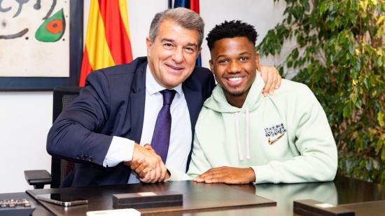 Joan Laporta, presidente del FC Barcelona, estrecha la mano con Ansu Fati en las oficinas del club, el 20 de octubre de 2021.