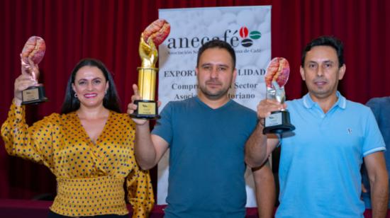 Los ganadores de la Taza de Oro: primer lugar, Galo Morales, de Pichincha (centro); y Servio González y María del Pilar Burneo, de Loja.