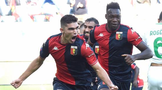 Felipe Caicedo (derecha) celebra con sus compañeros un gol del Genoa, el 17 de octubre de 2021.