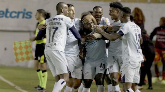 Los jugadores de Universidad Católica festejan un gol ante Aucas, en el campeonato ecuatoriano, el viernes 1 de octubre de 2021.