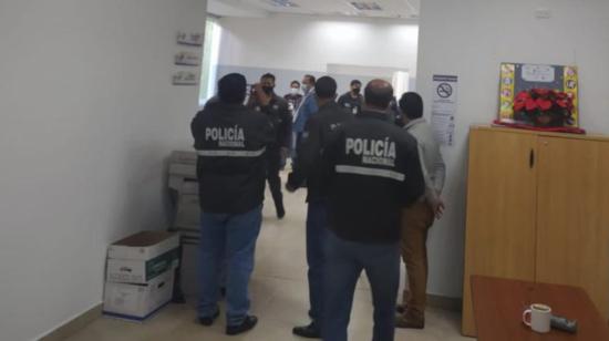 Funcionarios de la Policía Nacional durante el allanamiento a las oficinas de la ANT, el 22 de octubre de 2021,