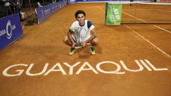 Francisco Cerúndolo posa con el trofeo alcanzado en el Challenger de Guayaquil, en 2020.