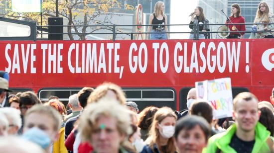 Personas participan en una Marcha por el Clima antes de la cumbre climática COP26, en Bruselas, Bélgica, el 10 de octubre de 2021. 