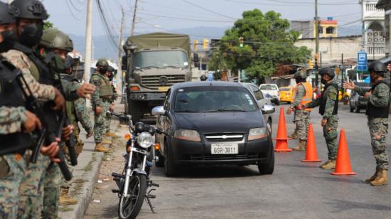 Militares participan en operativos de control en Guayaquil, tras la declaratoria del estado de excepción, en octubre de 2021.