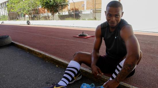 Álex Quiñónez sonríe durante un entrenamiento en las pistas de Los Chasquis, en Quito, el 22 de enero de 2019.