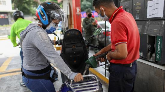 Una persona carga con gasolina a su moto en una estación de servicio de Caracas, Venezuela, el 7 de junio de 2020.