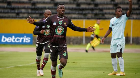 Miguel Murillo, de Mushuc Runa, en el partido ante Universidad Católica, en el Estadio Atahualpa, en Quito, el 23 de octubre de 2021. 