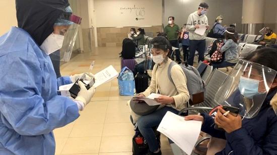 Pasajeros en una sala de la terminal aérea del aeropuerto de Quito. 24/12/2020