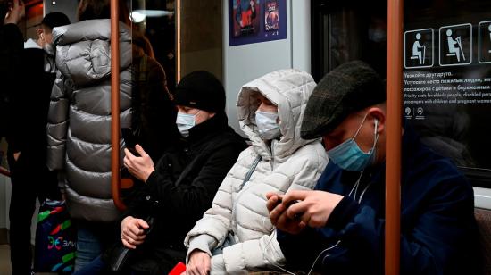 Varios pasajeros usan mascarilla en el metro de Moscú en Rusia, el 23 de octubre de 2021.