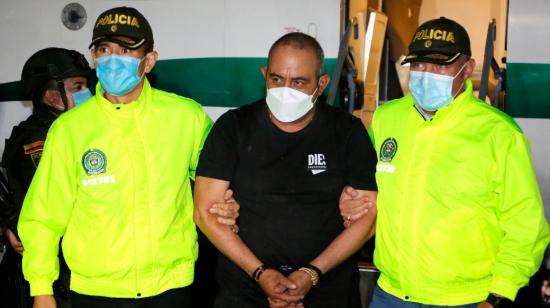 Policía Nacional de Colombia muestra al número uno de la banda criminal del Clan del Golfo, Dairo Antonio Úsuga David (c), alias "Otoniel", a su llegada a Bogotá (Colombia) posterior a su captura.