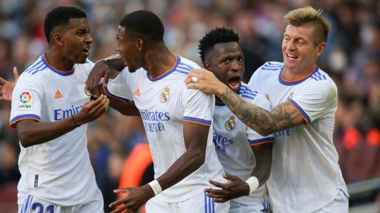 Los jugadores del Real Madrid festejan un gol ante el Barcelona, en el Camp Nou, el domingo 24 de octubre de 2021.