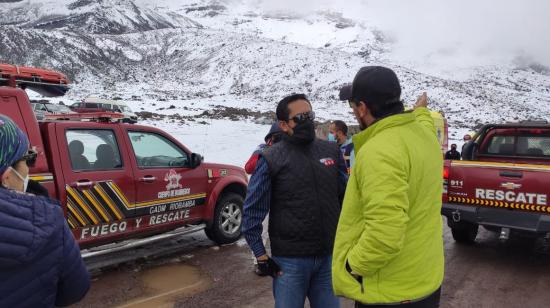 Equipos de rescate del ECU911 y guardaparques en el volcán Chimborazo, donde ocurrió una avalancha, el 24 de octubre de 2021.