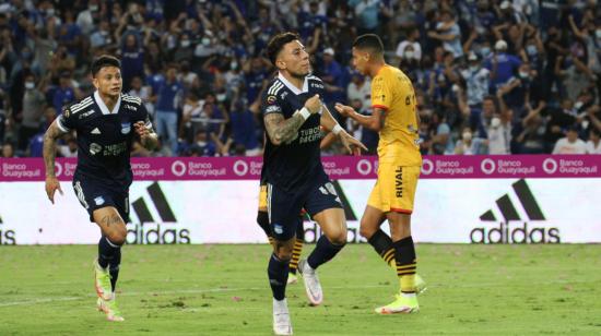 Joao Rojas, de Emelec, festeja uno de sus goles ante Barcelona, en el estadio Capwell, el 24 de octubre de 2021.