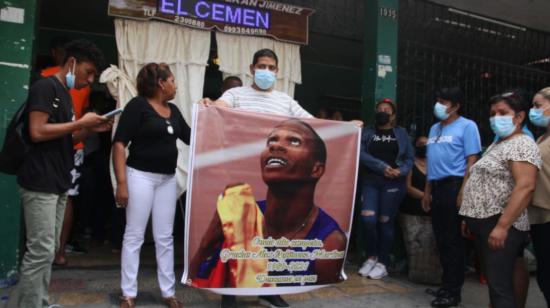 Amigos y familiares piden justicia en el velorio del atleta ecuatoriano Álex Quiñónez, asesinado la noche del 22 de octubre de 2021.