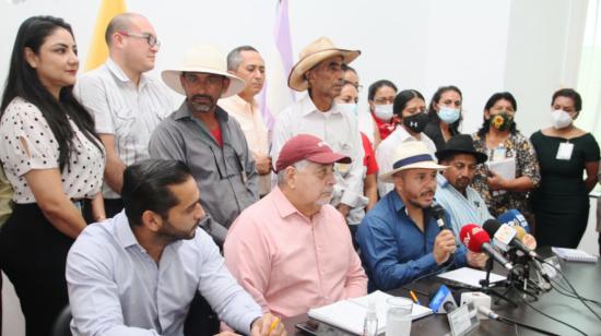 El ministro de Agricultura, Pedro Álava, y el presidente del Movimiento Nacional Campesino, Richard Intriago, en una reunión el 25 de octubre de 2021.
