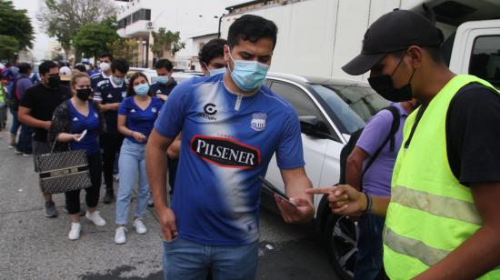 Hinchas de Emelec entrando al Estadio Capwell, en Guayaquil, el 24 de octubre de 2021. 