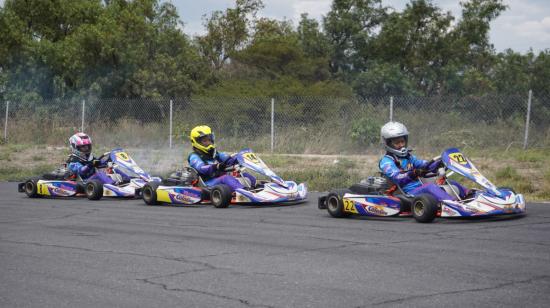 Pilotos durante la tercera válida del torneo femenino de karting, en el Kartódromo Dos Hemisferios, en Quito, el 2 de octubre de 2021. 