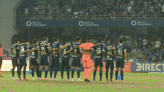 Los jugadores de Emelec en el centro de la cancha previo al inico del clásico del Astillero en el Capwell, el 24 de octubre de 2021.