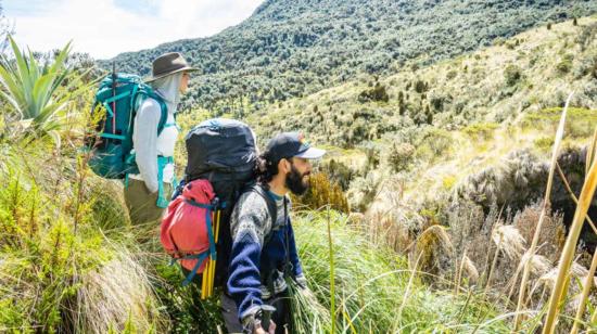 Pareja de montañistas durante una expedición. 