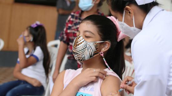 Jornada de vacunación a niños y adolescentes en el Colegio Nacional Vicente Rocafuerte. Guayaquil, 18 de octubre del 2021