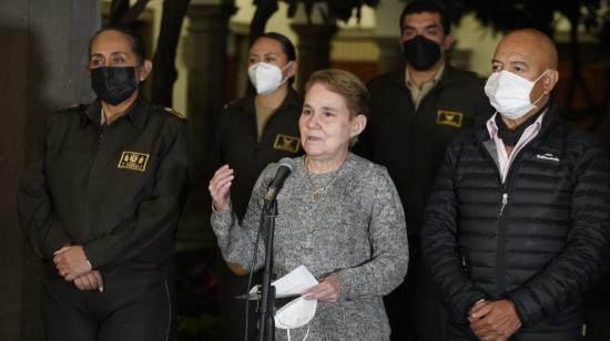 Rueda de prensa de la ministra de Gobierno, Alexandra Vela, y el ministro de Defensa, Luis Hernández, el 26 de octubre de 2021, en Quito. 