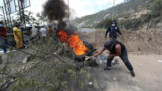 Manifestantes bloquean una vía al norte de Quito, durante las movilizaciones contra los precios de los combustibles, el 27 de octubre de 2021. 